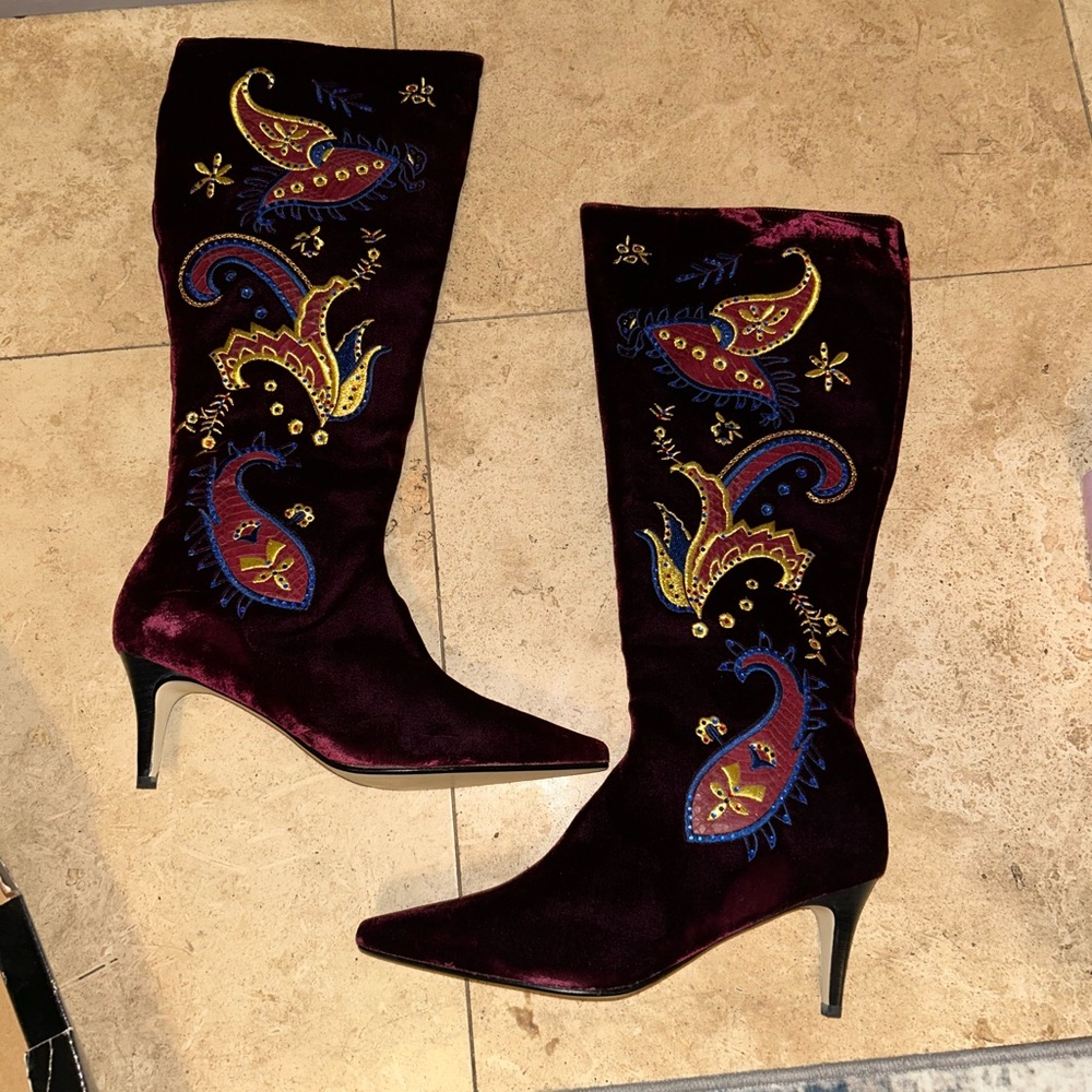 DG2 by Diane Gilman Burgundy Embroidered Heeled Boots 9.5